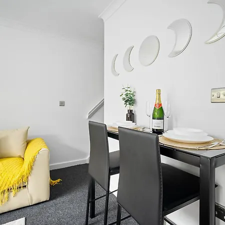 2 Bedroom House - Garden & Parking 2gm - Wifi