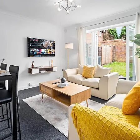 2 Bedroom House - Garden & Parking 2gm - Wifi Holiday home *